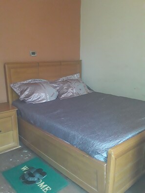 واي فاي مجانًا وملاءات أسرّة