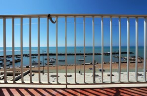 A balcony with a view of a marina and the sea. - Il Porticciolo (Santa Croce Camerina)