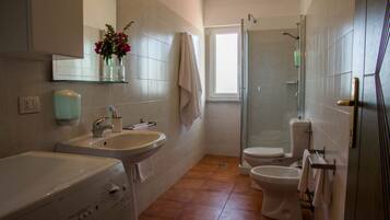Douche, sĂšche-cheveux, bidet, serviettes fournies