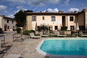 A heated pool - Second floor apartment approx 50 sqm 1 bedroom 1 bathroom with shower 4 beds (gambassi terme)