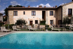 A heated pool - Second floor apartment approx 50 sqm 1 bedroom 1 bathroom with shower 4 beds (gambassi terme)