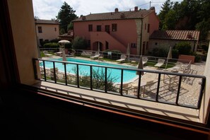 A heated pool - Second floor apartment approx 50 sqm 1 bedroom 1 bathroom with shower 4 beds (gambassi terme)