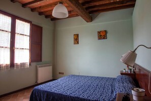 1 dormitori, planxa i posts de planxar, wifi i roba de llit 