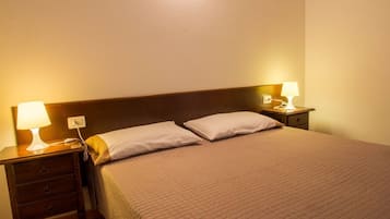 1 habitación, tabla de planchar con plancha, wifi y ropa de cama