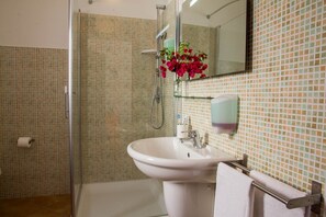 Douche, sèche-cheveux, bidet, serviettes fournies