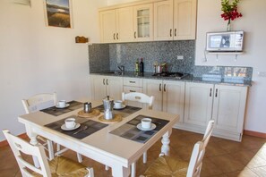 Kühlschrank, Mikrowelle, Herdplatte