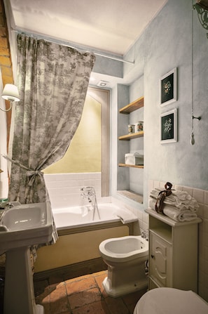 Bathtub, hair dryer, towels, soap - ELEGANT APARTMENT WITH POOL IN THE MIDDLE OF TUSCANY. WINE TASTINGS (Gambassi Terme)