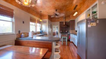 Cabin, 3 Bedrooms | Private kitchen | Cookware/dishes/utensils