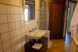 Dusche, Haartrockner, Bidet, Handtücher