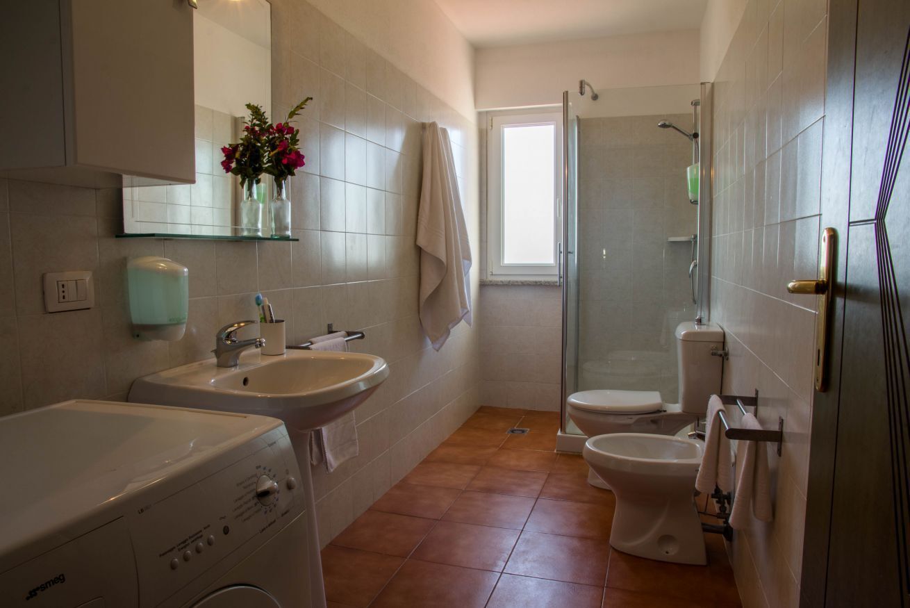 Een douche, een haardroger, een bidet, handdoeken