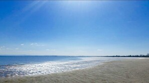 A beach with a clear sky and calm sea. - La Finestra sul mare (Marina Julia, Monfalcone,Italy)