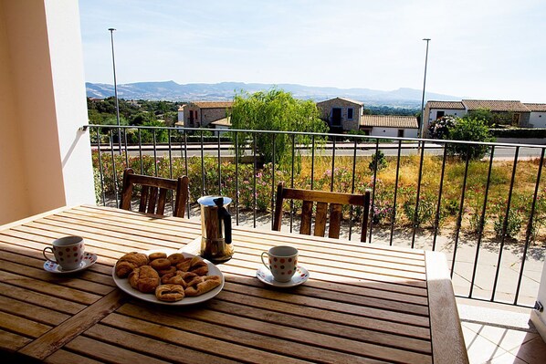 Outdoor dining - VIGNA GARDEN (Badesi)