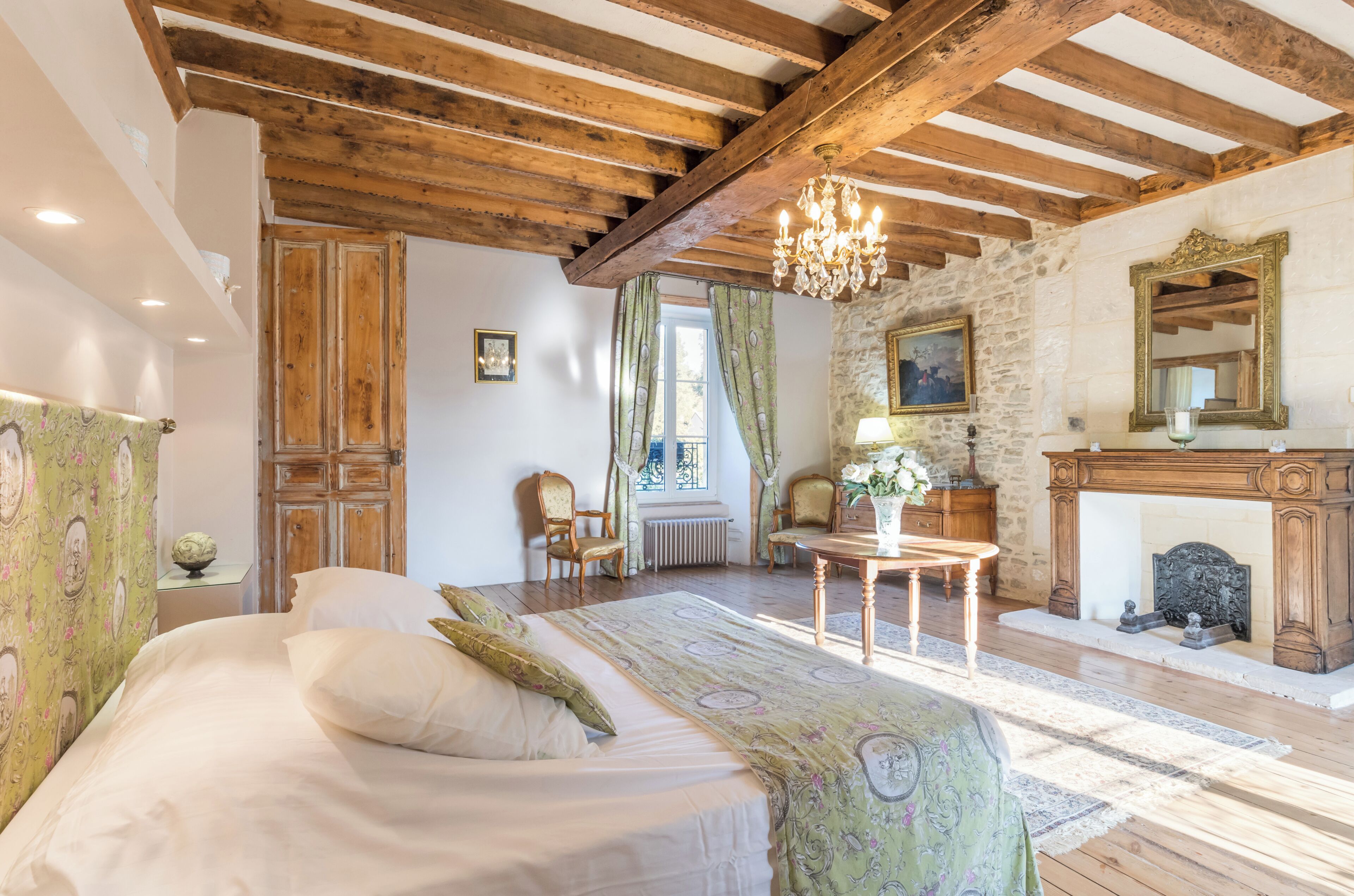 6 camere, una scrivania, ferro/asse da stiro, Wi-Fi gratuito