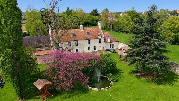 A large stone building with a garden, a fountain, and a gazebo. - Manoir 5 épis 14 pers, park, Normandy (Amayé-Sur-Orne)
