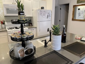 Lizzie Suite | Private kitchen | Full-sized fridge, microwave, oven, stovetop - Painted Lady Bed & Brew (Albuquerque)