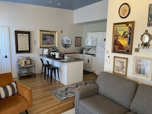 Premium bedding, memory foam beds, individually decorated - Painted Lady Bed & Brew (Albuquerque)