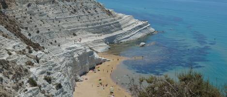 بالقرب من الشاطئ، كراسي للتشمس