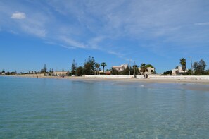 Playa en los alrededores y camastros 