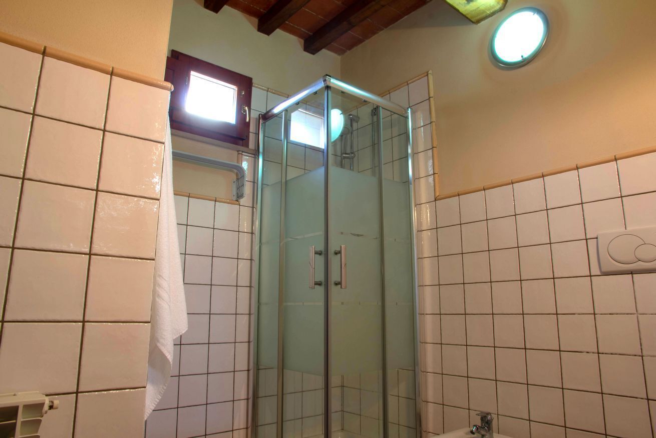 Ducha, secador de pelo, bidet, toallas