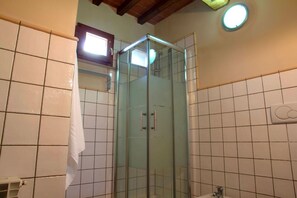 Doccia, asciugacapelli, bidet, asciugamani