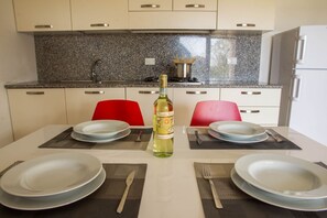 Frigorifero, microonde, piano cottura, lavastoviglie