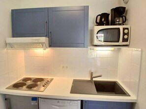 Réfrigérateur, micro-ondes, plaque de cuisson, lave-vaisselle