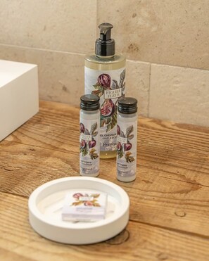 Combined shower/bathtub, hair dryer, bathrobes, towels - Bastide du Couchant du Mas de l'Amarine (ST REMY DE PROVENCE)