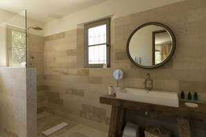 Ensemble baignoire-douche, séchoir à cheveux, peignoirs