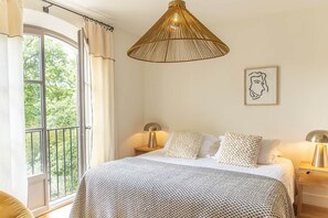 3 bedrooms, in-room safe, iron/ironing board, WiFi