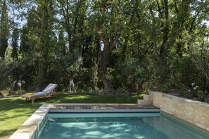 Een verwarmd zwembad