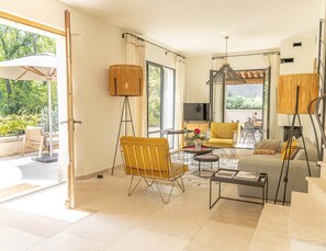 TV, fireplace, stereo - Bastide du Couchant du Mas de l'Amarine (ST REMY DE PROVENCE)