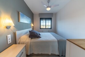 Iron/ironing board, free WiFi, bed sheets - Lucia: Nice apartment with sea view and communal pool (L'Escala)