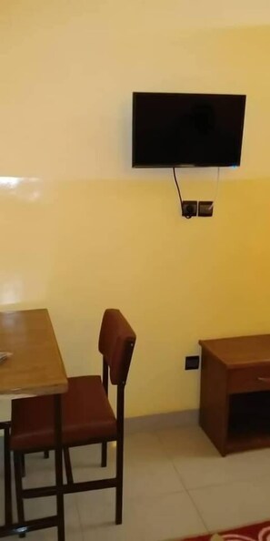 Desk, blackout drapes, free WiFi, bed sheets - Hotel sigri (Ouagadougou)