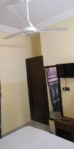 Phòng | Bàn, màn/rèm cản sáng, truy cập Internet không dây miễn phí