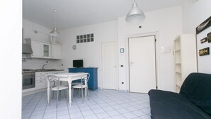 Een knus woongedeelte met een kitchenette, een eethoek en een zithoek.