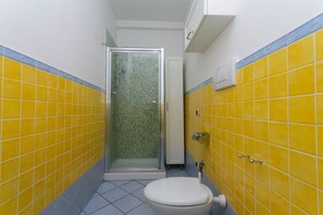 Bruser, bidet, håndklæder