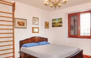 6 bedrooms, in-room safe, desk, iron/ironing board