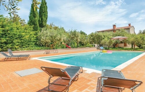 Panoramic villa immersed in the green with swimming pool