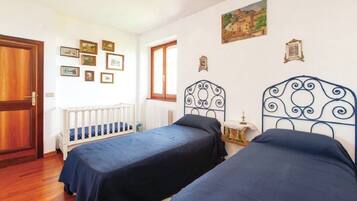 6 bedrooms, in-room safe, desk, iron/ironing board