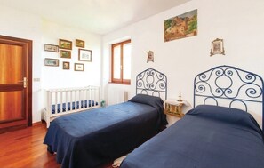 6 bedrooms, in-room safe, desk, iron/ironing board
