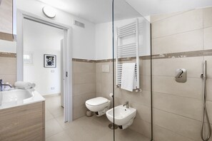 Douche, sĂšche-cheveux, serviettes fournies
