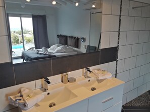 Douche, sèche-cheveux, serviettes fournies