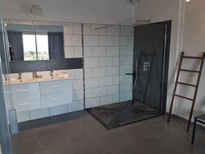 Dusche, Haartrockner, HandtĂŒcher