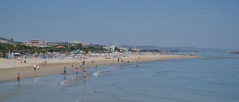 Una spiaggia nelle vicinanze, lettini da mare