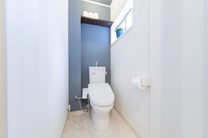 Ferienhaus (Private Vacation Home) | Badezimmer | Dusche, Regendusche, kostenlose Toilettenartikel, Haartrockner