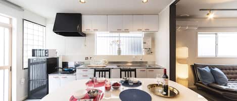 Ferienhaus (Private Vacation Home) | Essbereich im Zimmer
