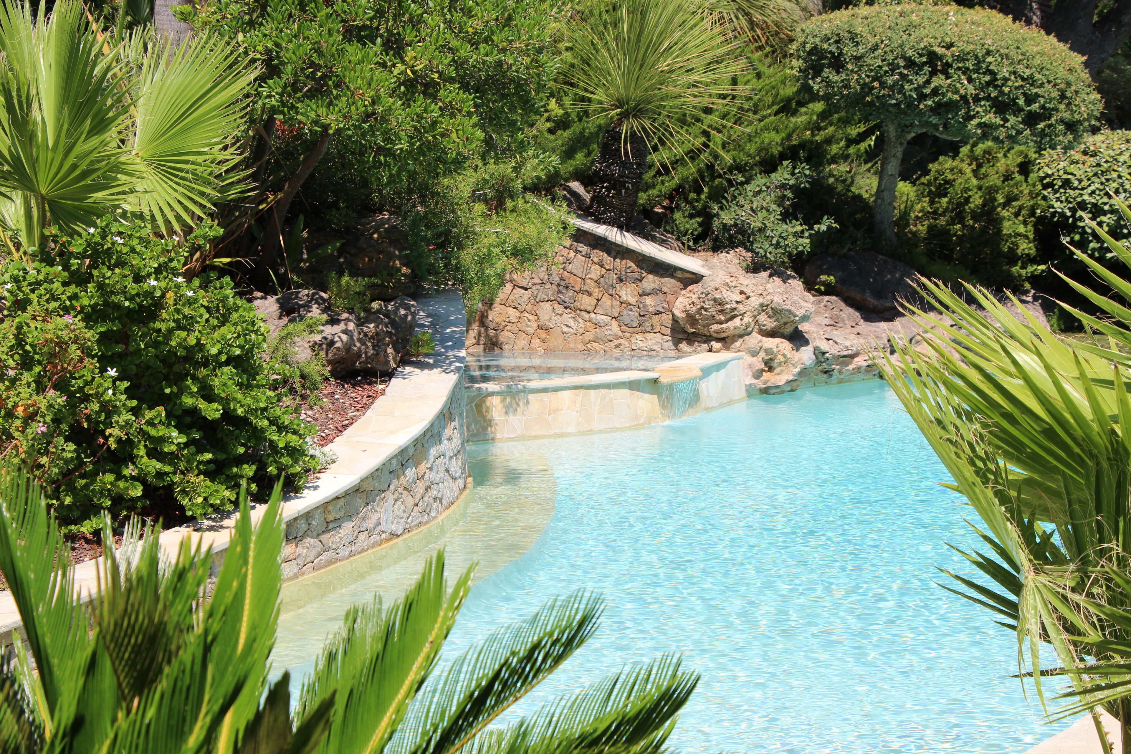 Utendørsbasseng og et evighetsbasseng