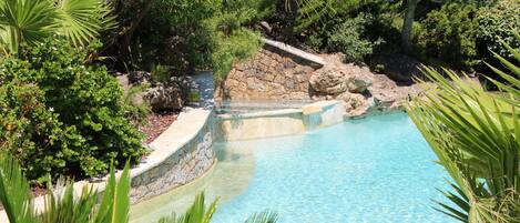 Utendørsbasseng og et evighetsbasseng