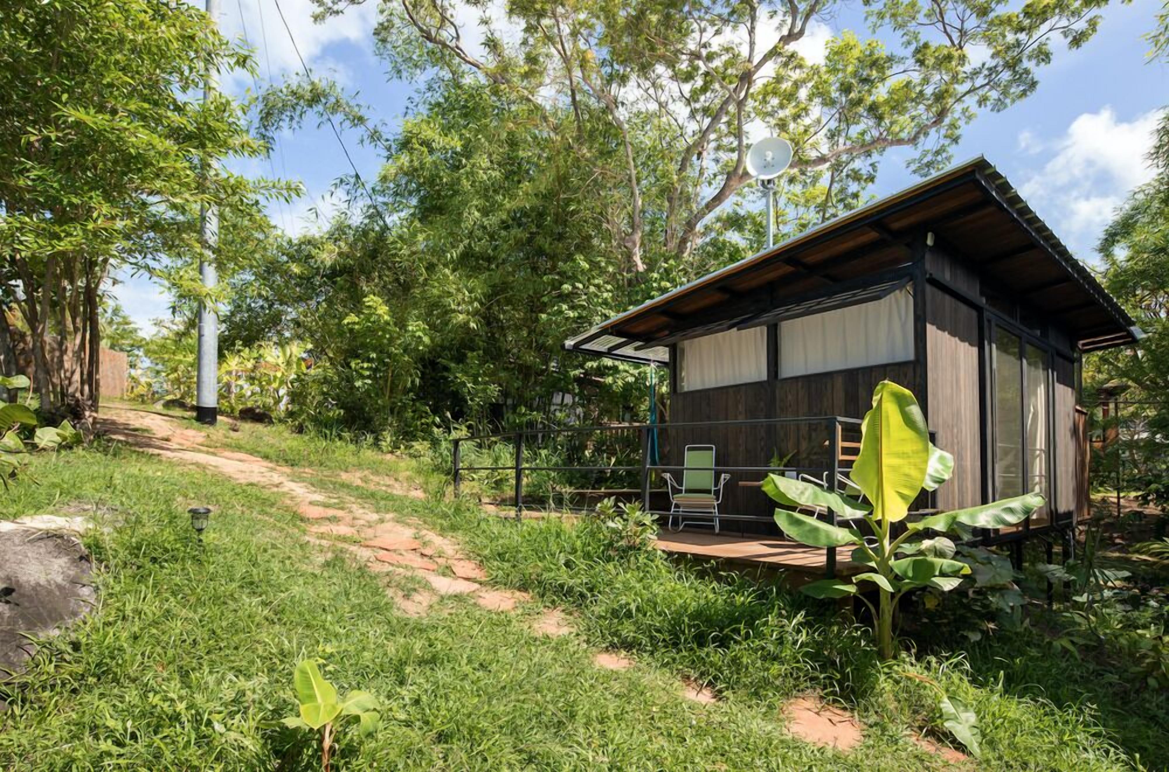 luxury cabin, 1 king bed, kitchen, garden view | 1 bedroom, premium bedding, down duvets, in-room safe