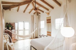 Casa Grand, diversos dormitoris, cuina, vistes parcials a l'oceà | Roba de llit d'alta qualitat, cobrellits i caixa forta a l'habitació 
